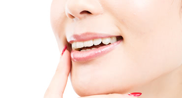 歯の色って重要！歯が黄色いと肌もくすんで見える理由