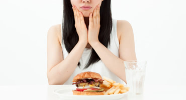 歯にとって“過食嘔吐”は危険…胃液と酸蝕歯の切り離せない関係